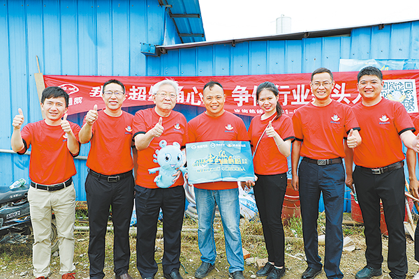 4、國務院特殊津貼專家、通威股份首席水產專家吳宗文為南昌養(yǎng)殖戶點贊.jpg